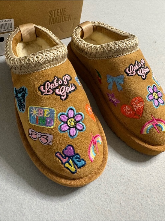 Steve Madden Other - NWT Steve Madden Girls' Mads Slipper Tan Embroidered Cozy Slippers Sz 13